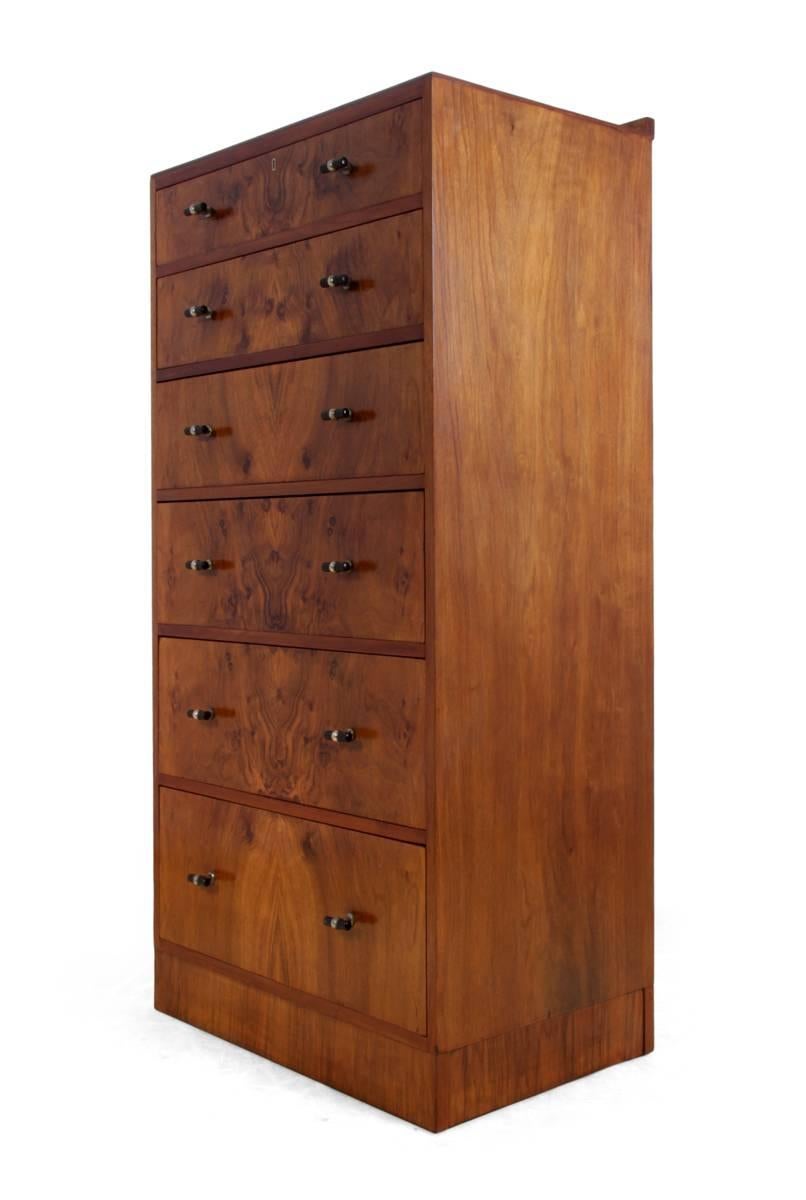 Tall Art Deco walnut chest, English, circa 1930.
Tall, Art Deco, walnut chest with six graduated drawers made in the 1930s in England. Recently re polished, fully cleaned inside and has dove tail joints on drawers showing its quality.
Age: circa