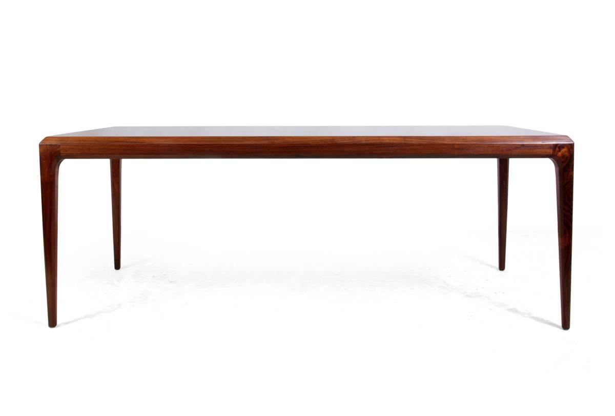 Rosewood coffee table by Johannes Anderson Denmark, circa 1960.
 
Mid-Century Modern, rosewood coffee table made in Denmark in the 1960s by Johannes Anderson for Silkeborg. This table has two slides, one rosewood, one heatproof Laminate and