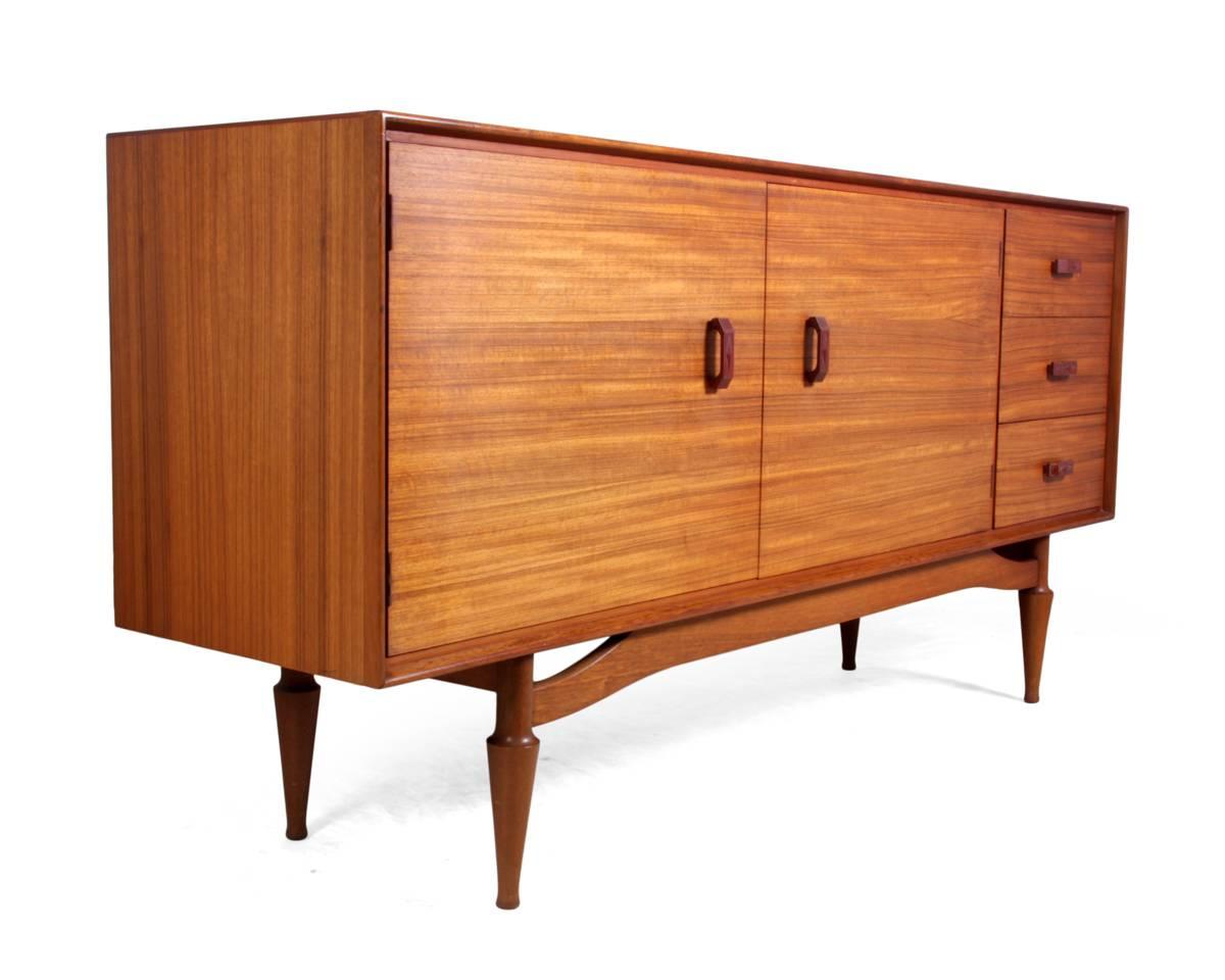 Mid-Century Sideboard in Rosewood In Excellent Condition In Paddock Wood, Kent