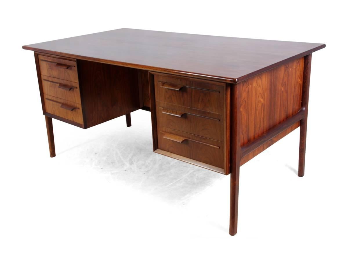 Mid-Century Desk in Rosewood In Excellent Condition In Paddock Wood, Kent