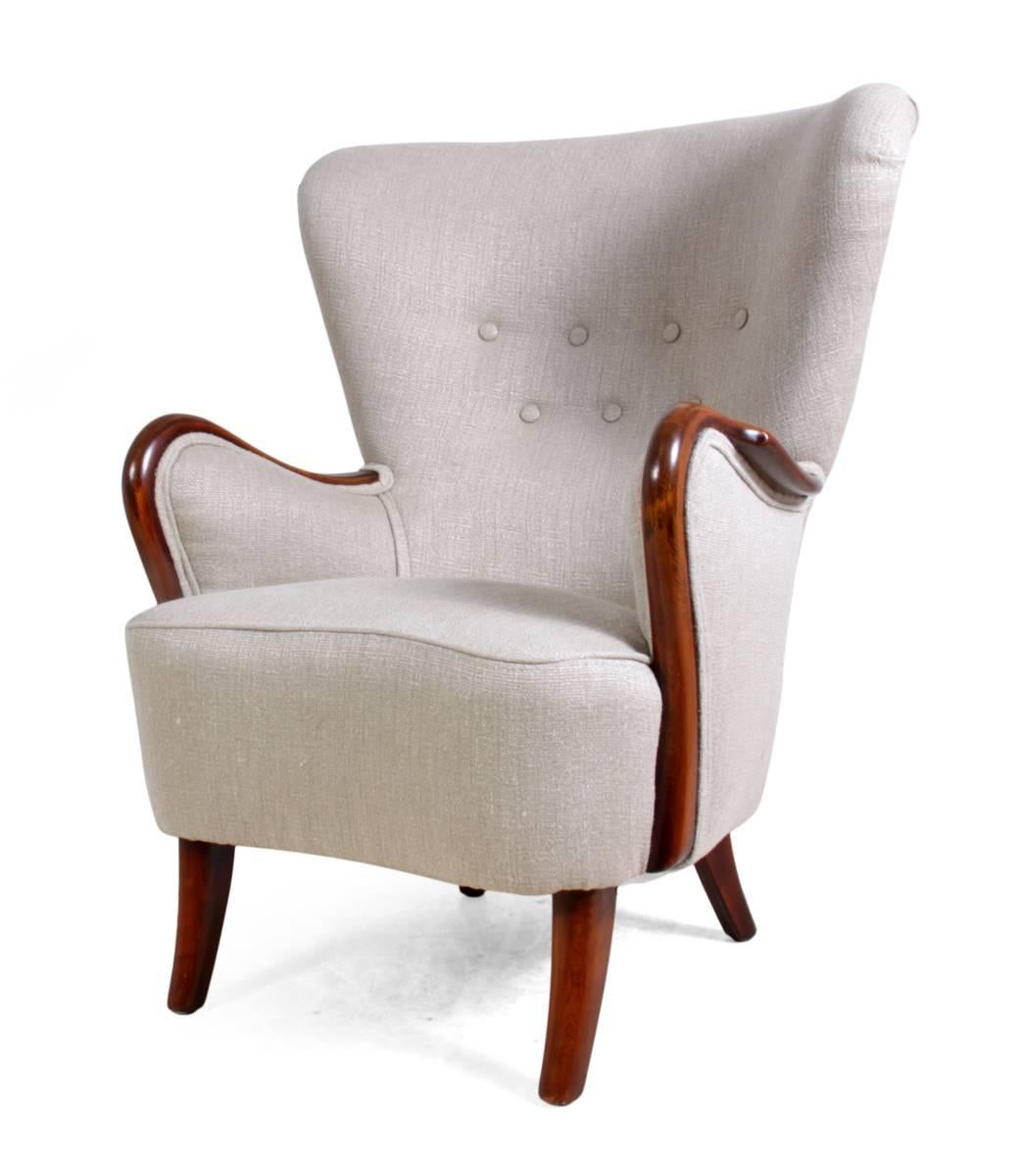 Danish armchair, circa 1940.
An original 1940s, fully restored and upholstered Danish chair. Solid hardwood frame and a shaped back with buttoned detail.
Age: 1940s.
Style: Mid-Century.
Material: Beech.
Condition: Very good.
Dimensions: 100H x