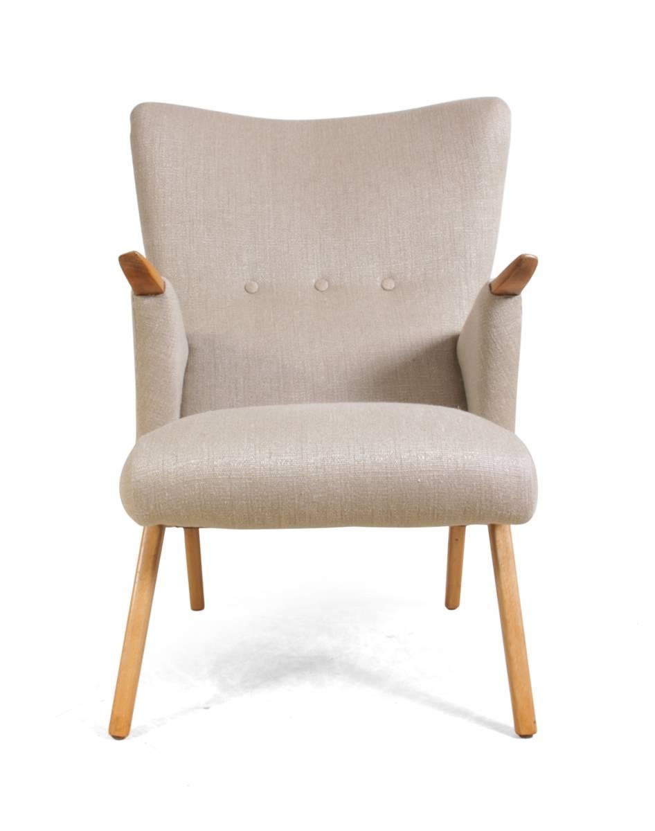 Mid-Century chair, French, circa 1950.
This Mid-Century, Beech wood chair form France in the 1950s has been fully upholstered and is in lovely solid condition. The high back is slightly winged with button detail,
Age: circa 1950.
Style: