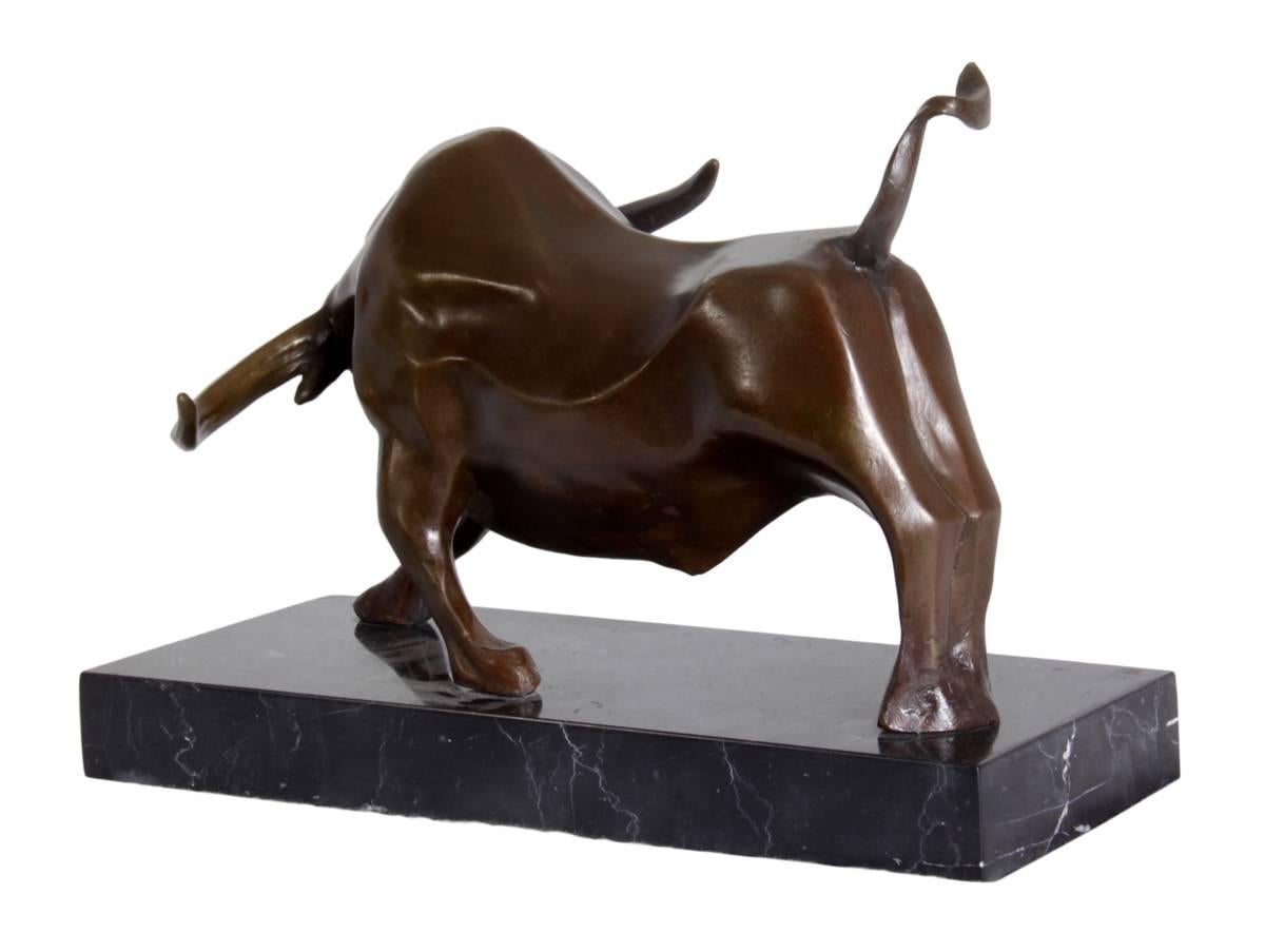 Bronze sculpture of bull on marble base
A good size bronze cast, Mid-Century cubism styled bronze minotor, by “Miguel Fernando Lopez” signed his work 'Milo' this sits on marble base with no chips and in very good condition
Age: 1970s
Style: