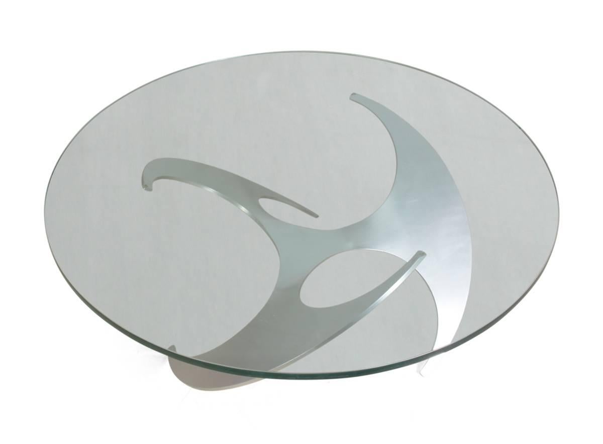 Propeller coffee table by Knut Hesterberg and Roland Schmitt.
Produced in the 1960s. This Mid-Century design team came up with the iconic design of this singular sculptural aluminum table base. It has a measure 20mm thick hardened glass top that