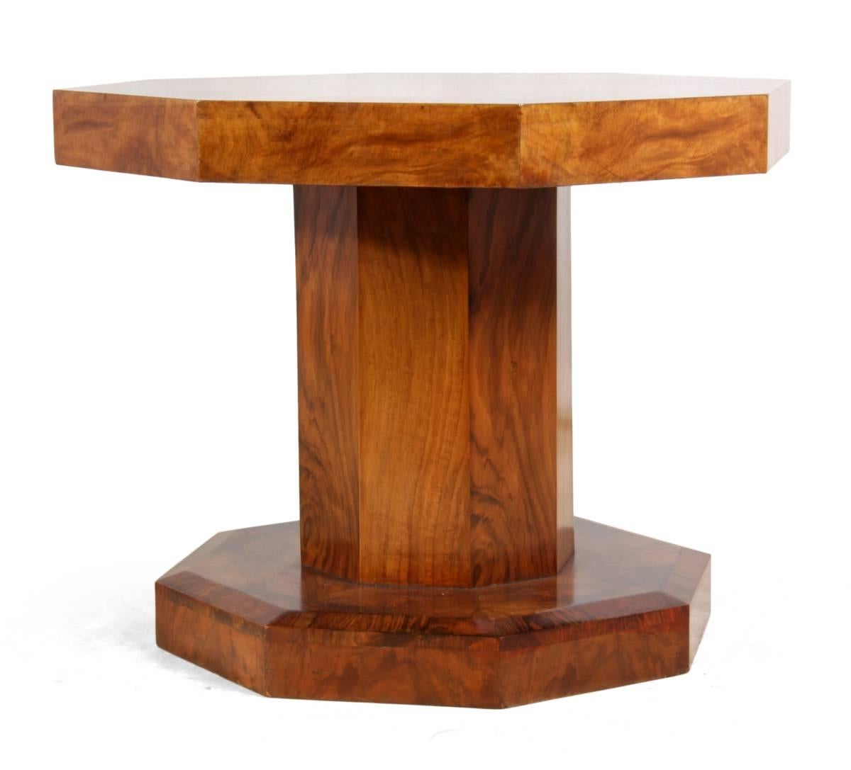 Art Deco walnut coffee table
An octagonal Art Deco coffee table in walnut with segmented top. This table is in very good condition and has been recently French polished
Age: 1930
Style: Art Deco
Material: Walnut
Condition: Very