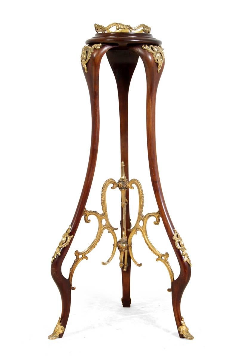 French mahogany and gilt Jardinière stand, circa 1890
This plant stand or Jardinière stand would have been produced in France in the late 19th century, made from solid mahogany and brass, overlaid in gold (gilt). The stand is in very good overall