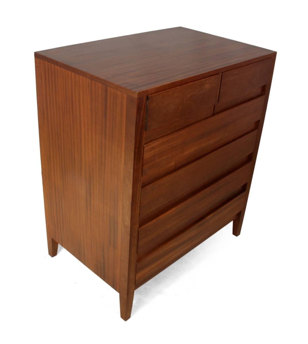 Mid-Century teak chest of drawers by Golden Key
An American produced Mid-Century chest of drawers, very good quality dovetail construction, sculpted hidden handles in original condition with few age related marks
Age: 1960
Style: Mid-Century