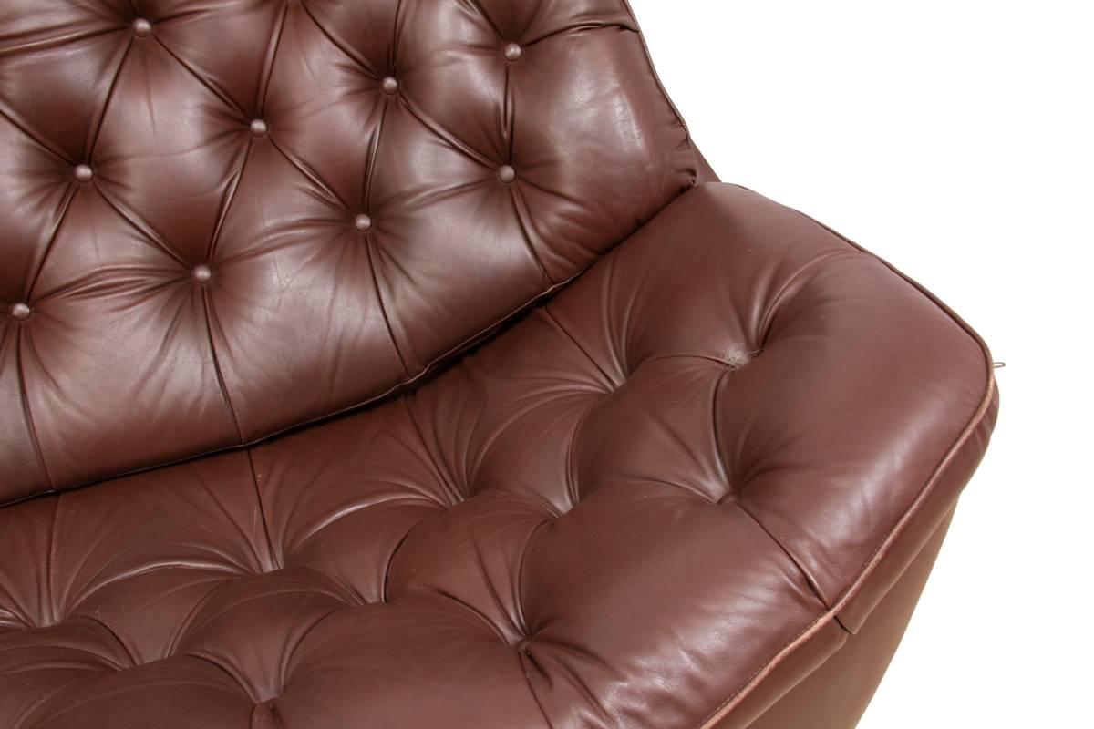 Retro Sofa in Buttoned Brown Leather In Excellent Condition In Paddock Wood, Kent