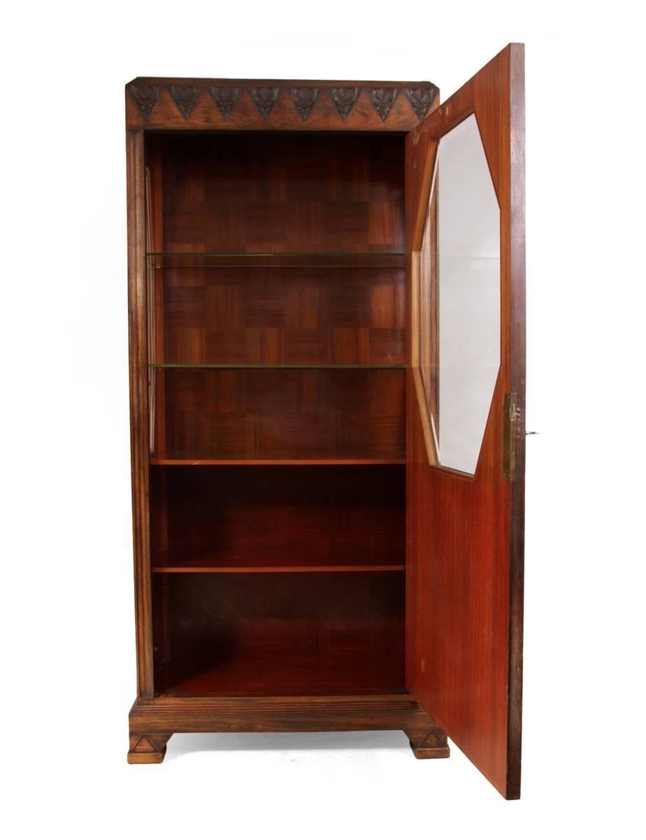 Art Deco shop fitting display cabinet, circa 1930
A very high quality jewellery or watch shop display cabinet, with bevelled glass to front and sides, the frame is solid oak and mahogany, the door is veneered in Macassar ebony the sides are Amboyna