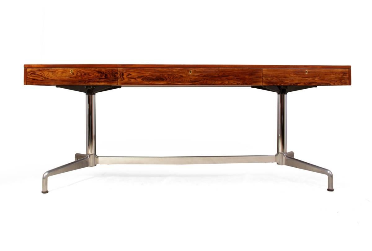 Mid-Century rosewood desk by Giancarlo Piretti, Italy, circa 1960

This Italian produced desk or writing table designed by Giancarlo Piretti it has three drawers and stands on a cast aluminium base with chromed up rights. Two drawers are lockable