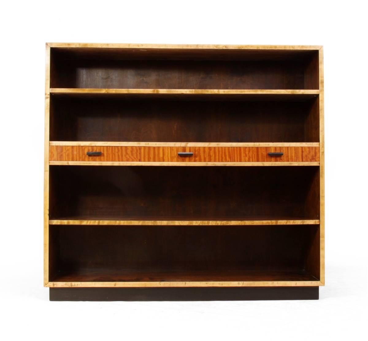 Art Deco open bookshelves, circa 1930.
This Art Deco open bookshelves has three central drawers and adjustable shelves above and below in very good condition
Age: 1930
Style: Art Deco
Material: Chestnut
Condition: Very good
Dimensions: 120 H x
