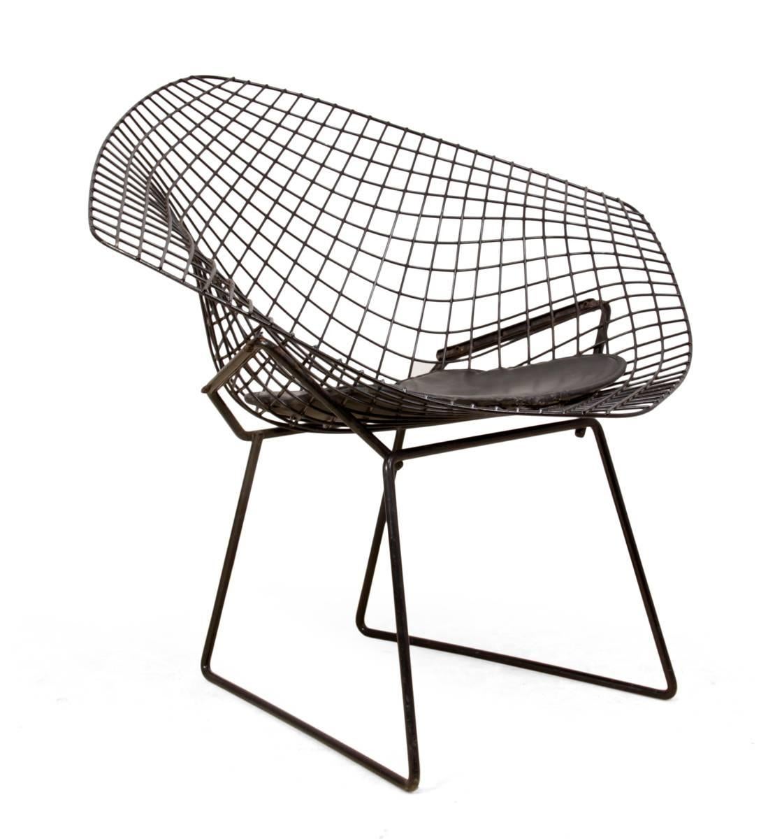 Harry Bertoia diamond chair, circa 1965
A black coated wire diamond chair designed by Harry Bertoia in 1952 this is a mid-1960s example with original vinyl seat cushion
Age: 1965
Style: Mid-Century Modern
Material: Black coated wire
Condition: