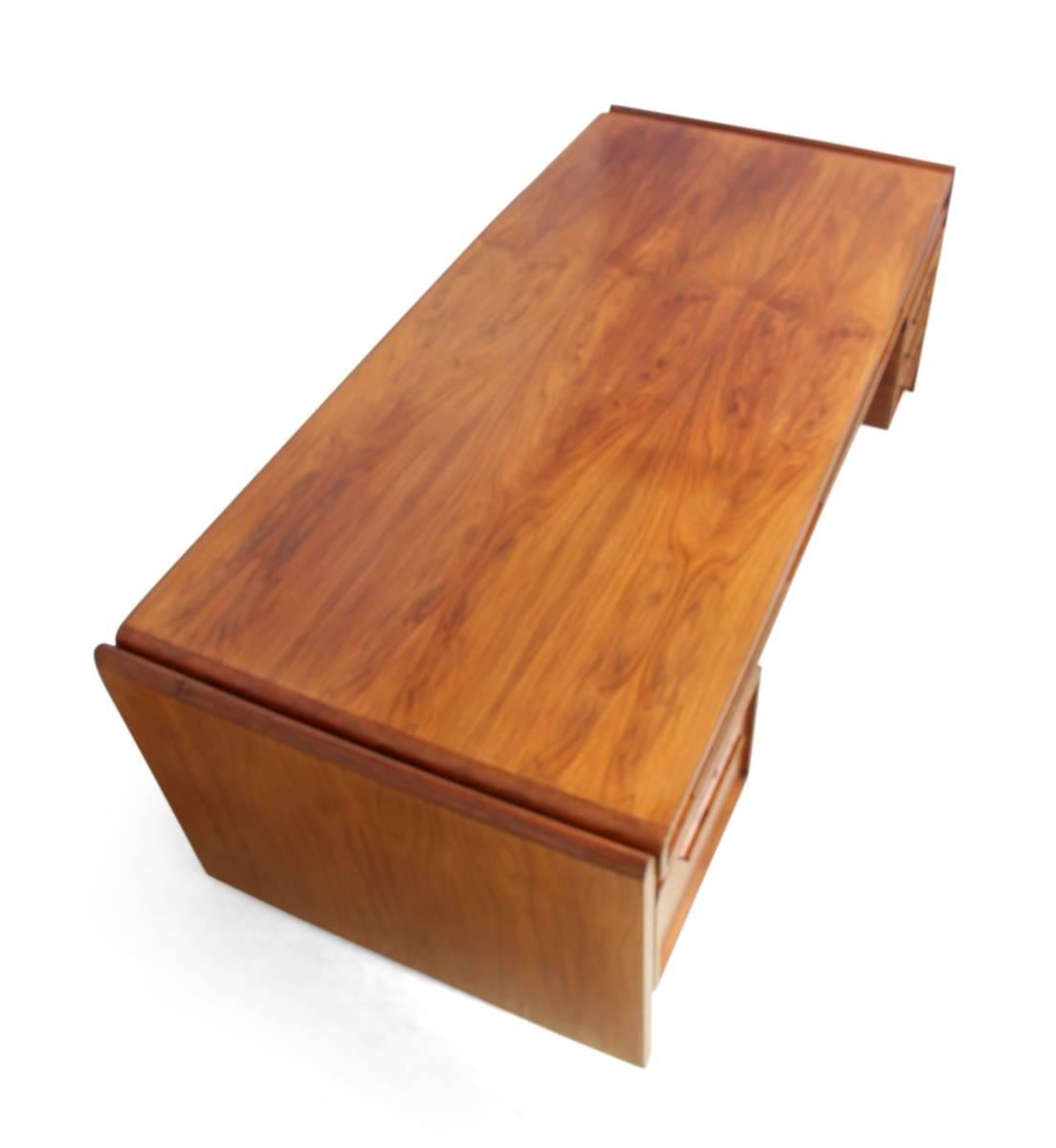 Mid-Century skyline desk by Dyrlund
Top of the range executive desk that was designed and produced in house by Dyrlund, this skyline desk has both suspended pedestals one with three drawers the other is a file suspension drawer, the desk has had