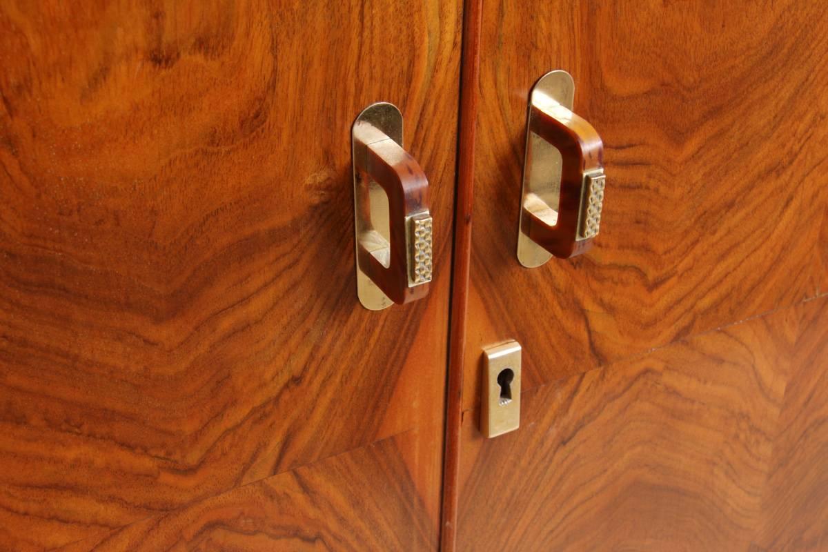 Art Deco Gentleman's wardrobe in walnut, circa 1930
This Art Deco wardrobe was produced in the UK in the 1930s, it has a polished stepped top and base, with a semi fitted interior it has been fully restored and hand polished
Age: circa