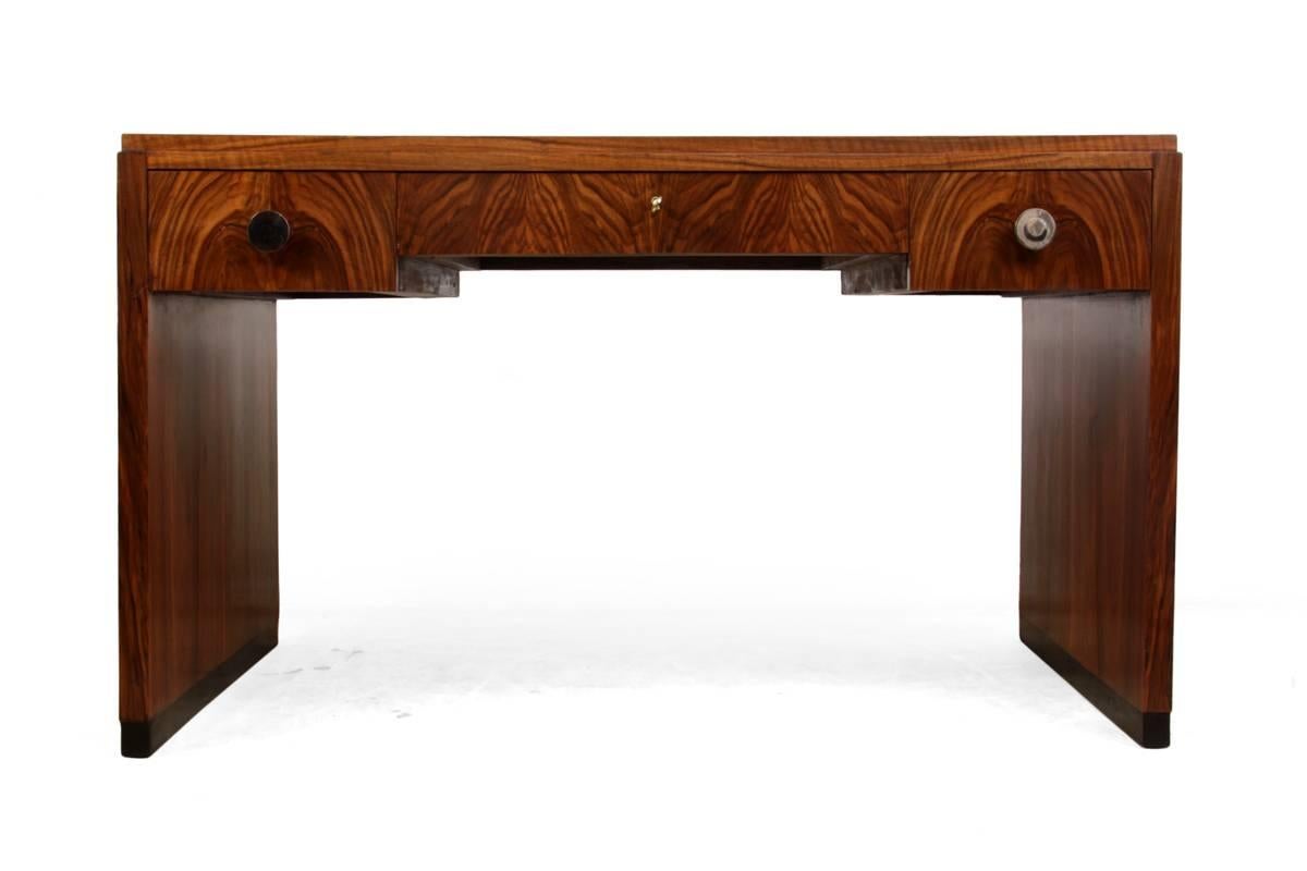 French Art Deco desk in walnut
A very nicely grained, freestanding walnut writing table desk, with three drawers at the top two with chromed handles and center drawer with lock and key, the desk is in very good condition throughout and has been