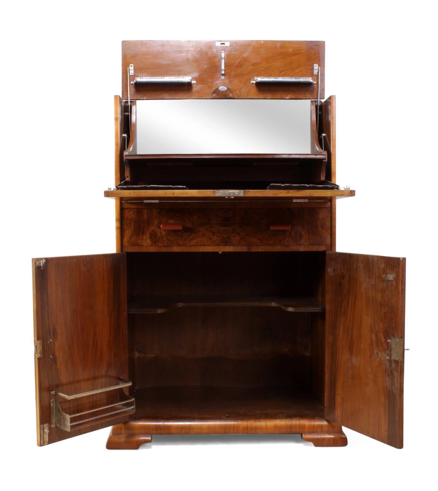 Art Deco Cocktail Cabinet in Walnut, circa 1930 In Excellent Condition In Paddock Wood, Kent