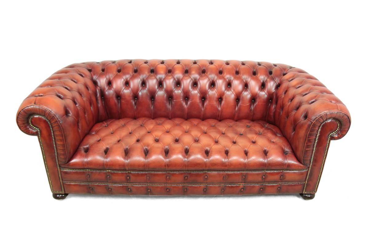 Vintage red leather Chesterfield.
A good quality red leather Chesterfield solid hardwood frame, fully sprung with buttoned seat and back. In very good vintage condition with no damage to leather or any buttons missing.
Age: 1980.
Style: Leather