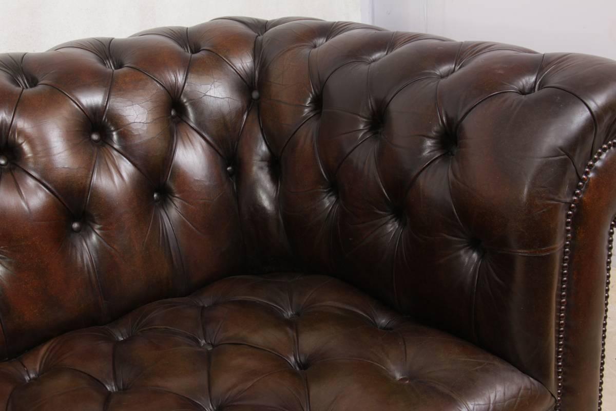 Pair of Vintage Brown Leather Chesterfields In Excellent Condition In Paddock Wood, Kent