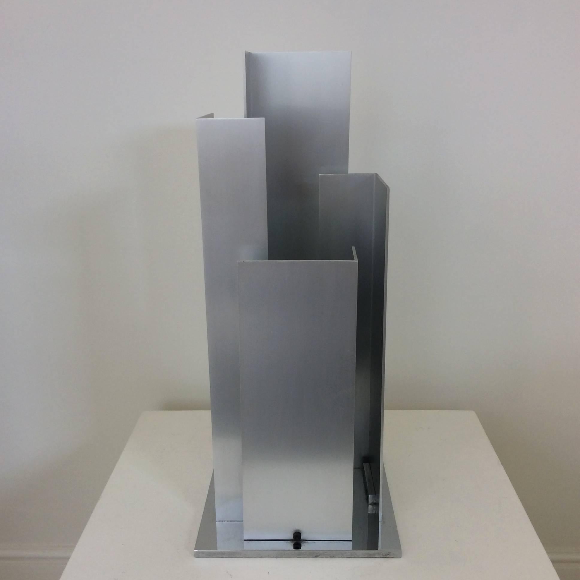 Skulpturale Tischleuchte aus Aluminium und verchromtem Stahl:: Italien:: um 1970 1