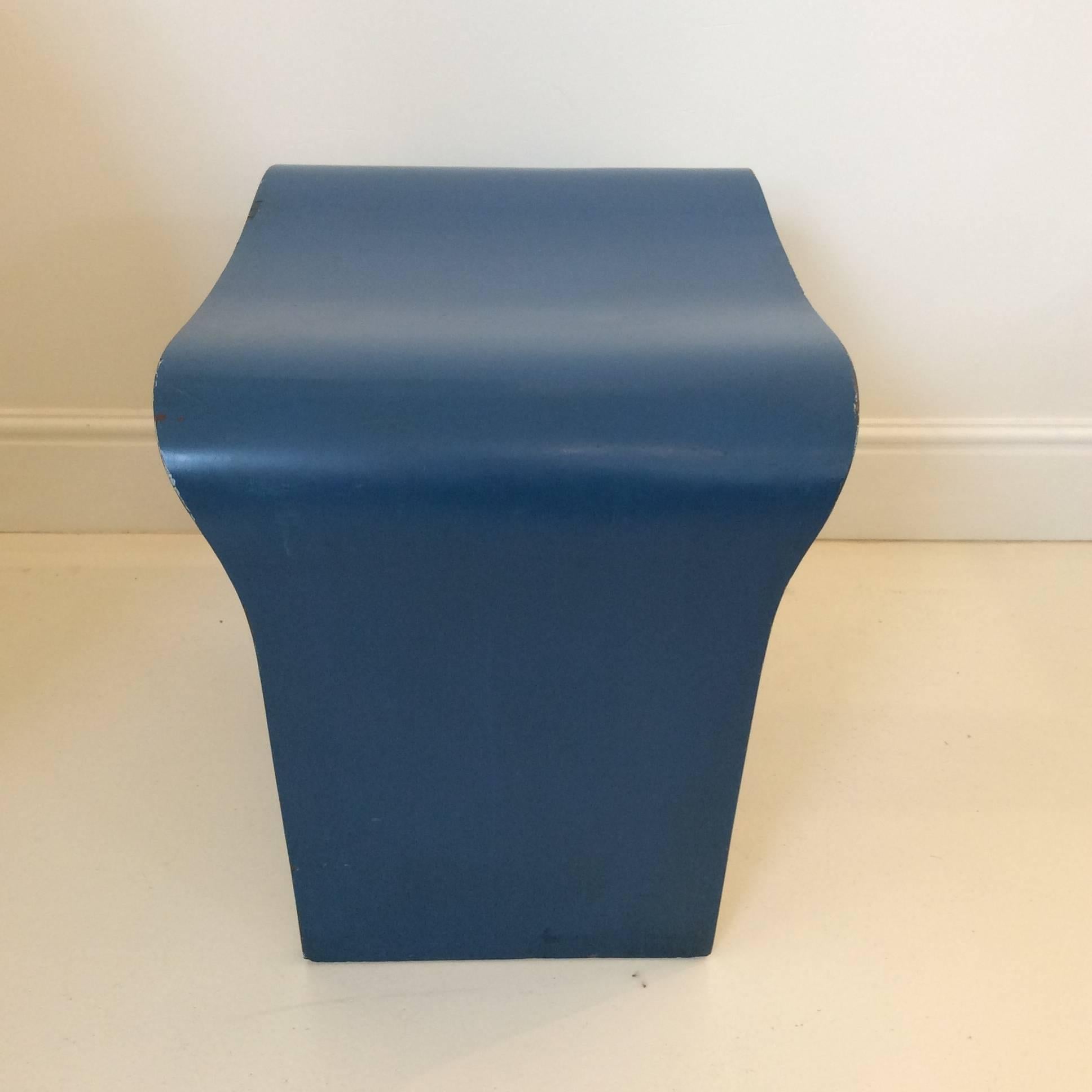 Modernist stool, blue painted plywood, circa 1925.
Possibly by Summers or Rietveld.
Measures: H 40 cm, W 43 cm, D 34 cm.
Good original condition.
Some marks of use on the painting.