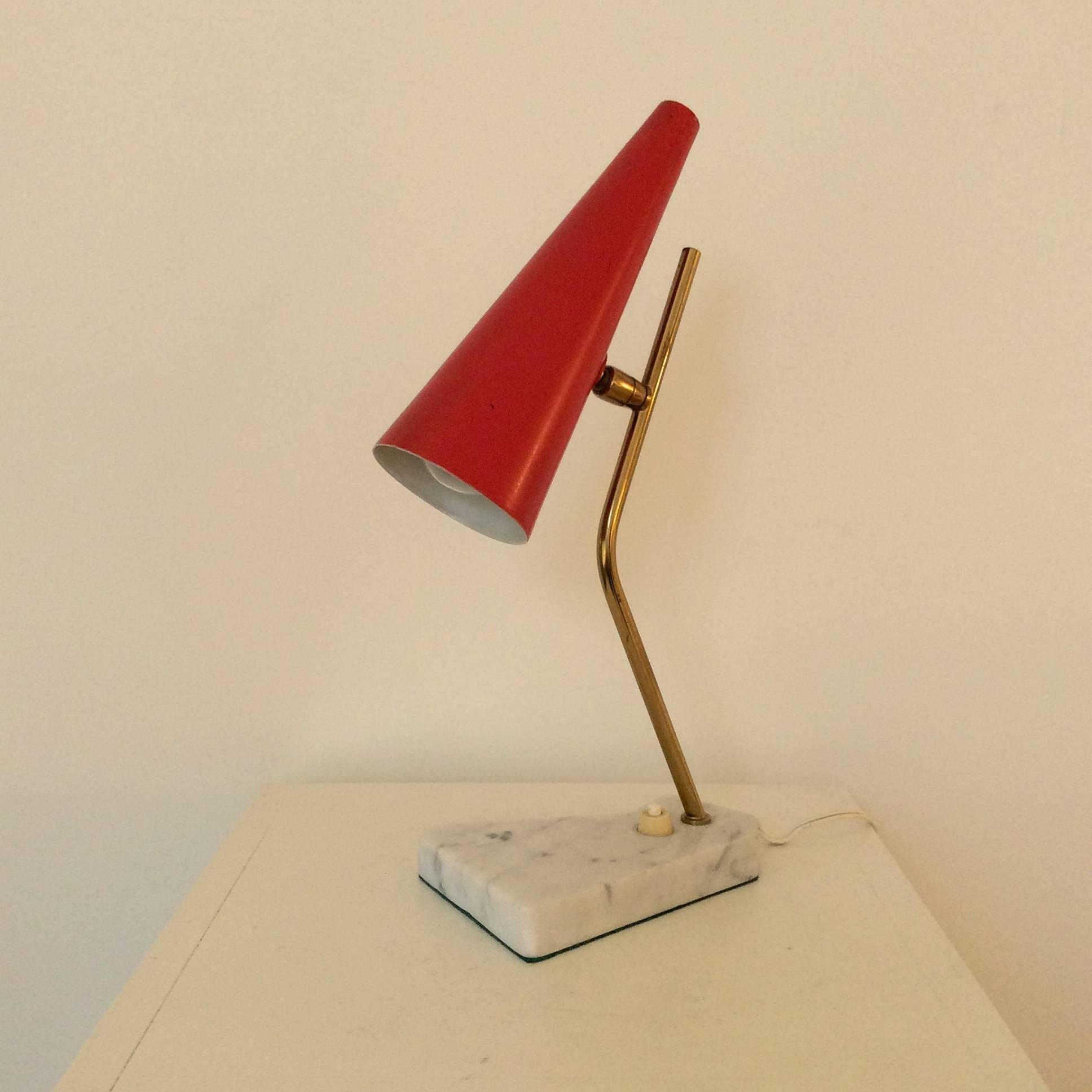 Nice original table lamp, circa 1950, Italy. Design attributed to Oscar Torlasco for Lumi. Marble, brass and red lacquered metal. Dimensions: H 32 cm, W 10 cm, D 14 cm. One bulb E14 of 40 w. Good original condition.