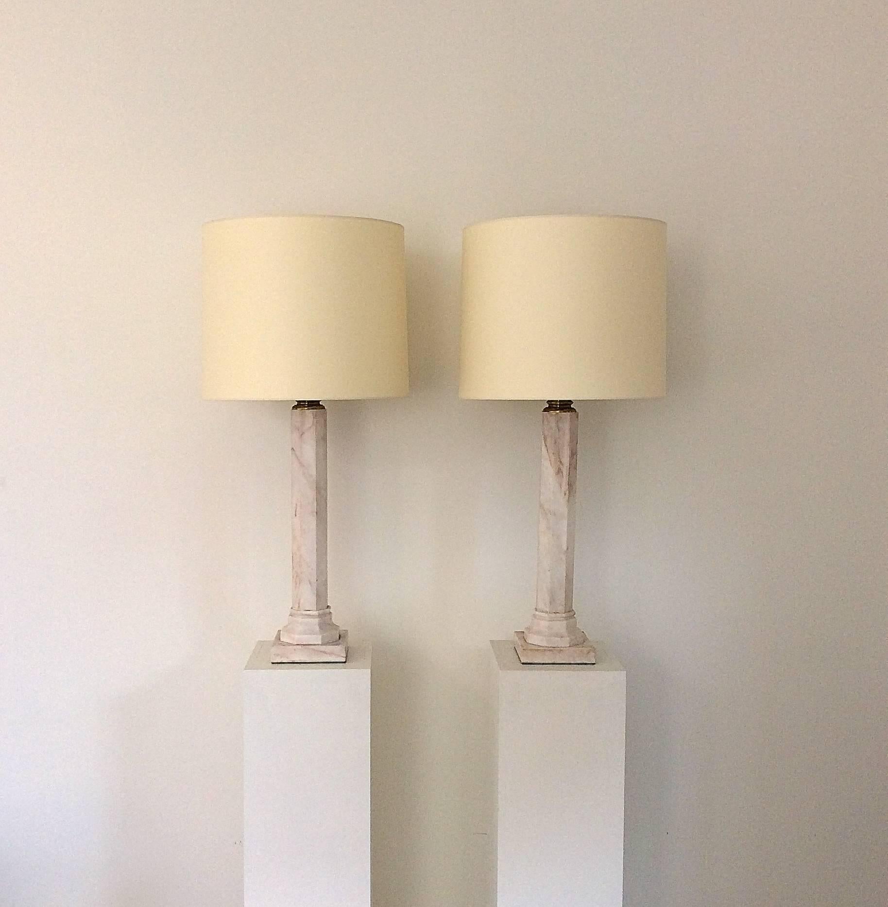 Jan Vlug pair of large table lamps, white marble and brass.
New ivory fabric shades.
Rewired, five E 27 bulbs of 40 w.
Dimensions: H: 104 cm, diameter 50 cm, base: 18 x 18 cm.
Good condition.
We ship anywhere in the world, please feel free to
