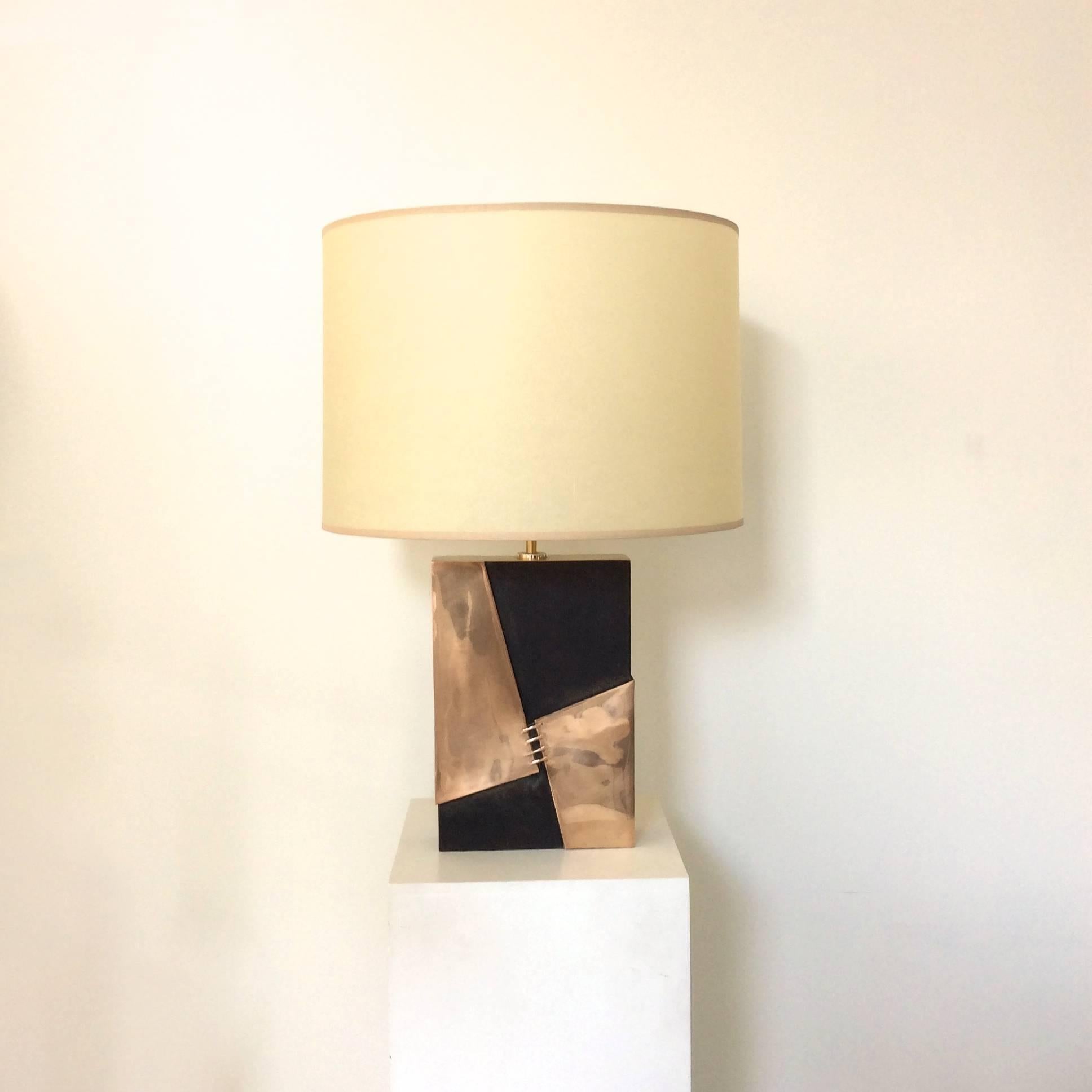 Very nice Esa Fegdrigolli table lamp, circa 1975, Italy.
Gold bronze and dark patina.
Engraved artist signature on the base.
One E 27 bulb of 60 W. Rewired. New shade.
Dimensions: H: 65 cm, base: 21 x 6 cm, diameter of the shade: 45 cm.
Good