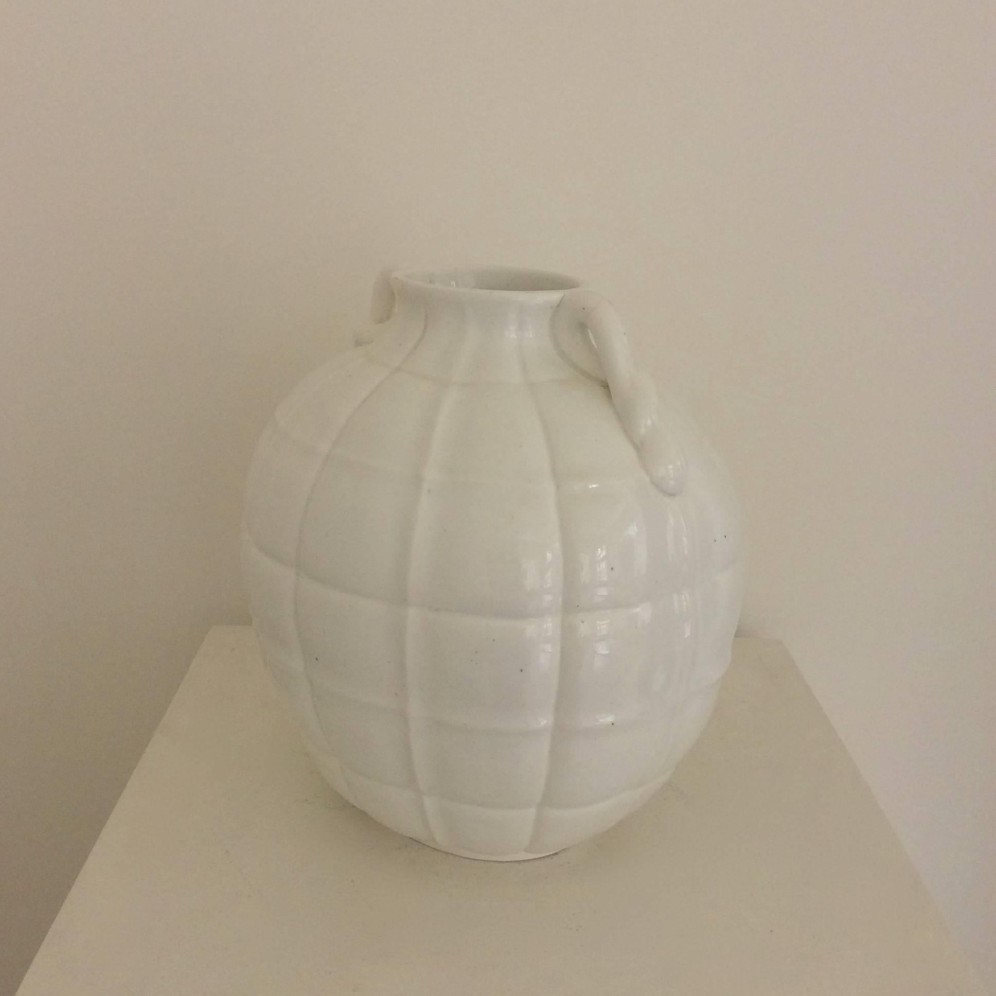 Nice Gio Ponti quilted vase, white glazed ceramic, circa 1930, Italy.
Manufactured by Richard Ginori, labelled underside.
Good original condition.