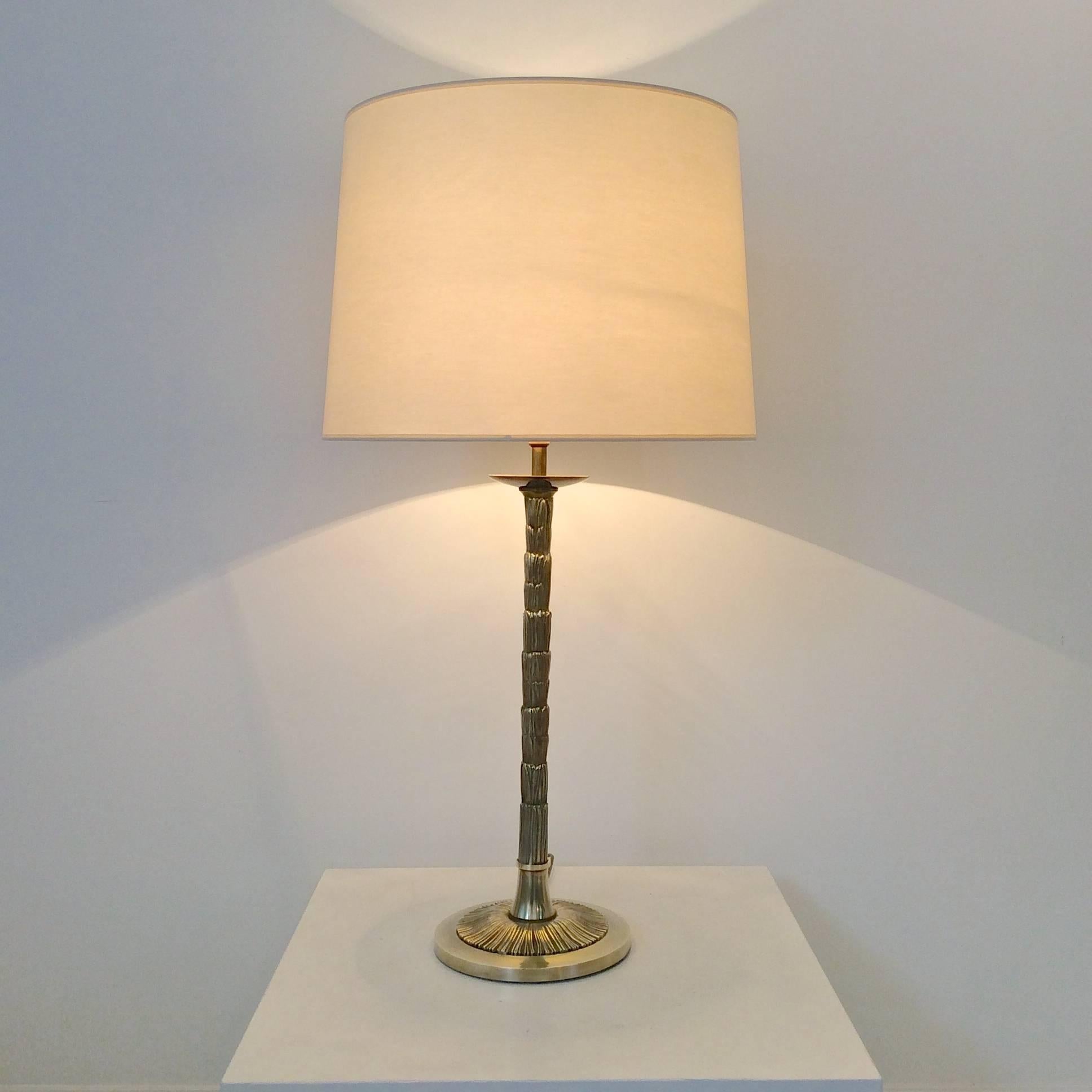Maison Baguès gilt bronze, table lamp, circa 1950, France.
Leaves decor, new ivory fabric shade.
Dimensions: 75 cm H, diameter of the shade: 40 cm, diameter of the base: 19 cm.
One E27 bulb of 60 W. Rewired.
Good original condition.