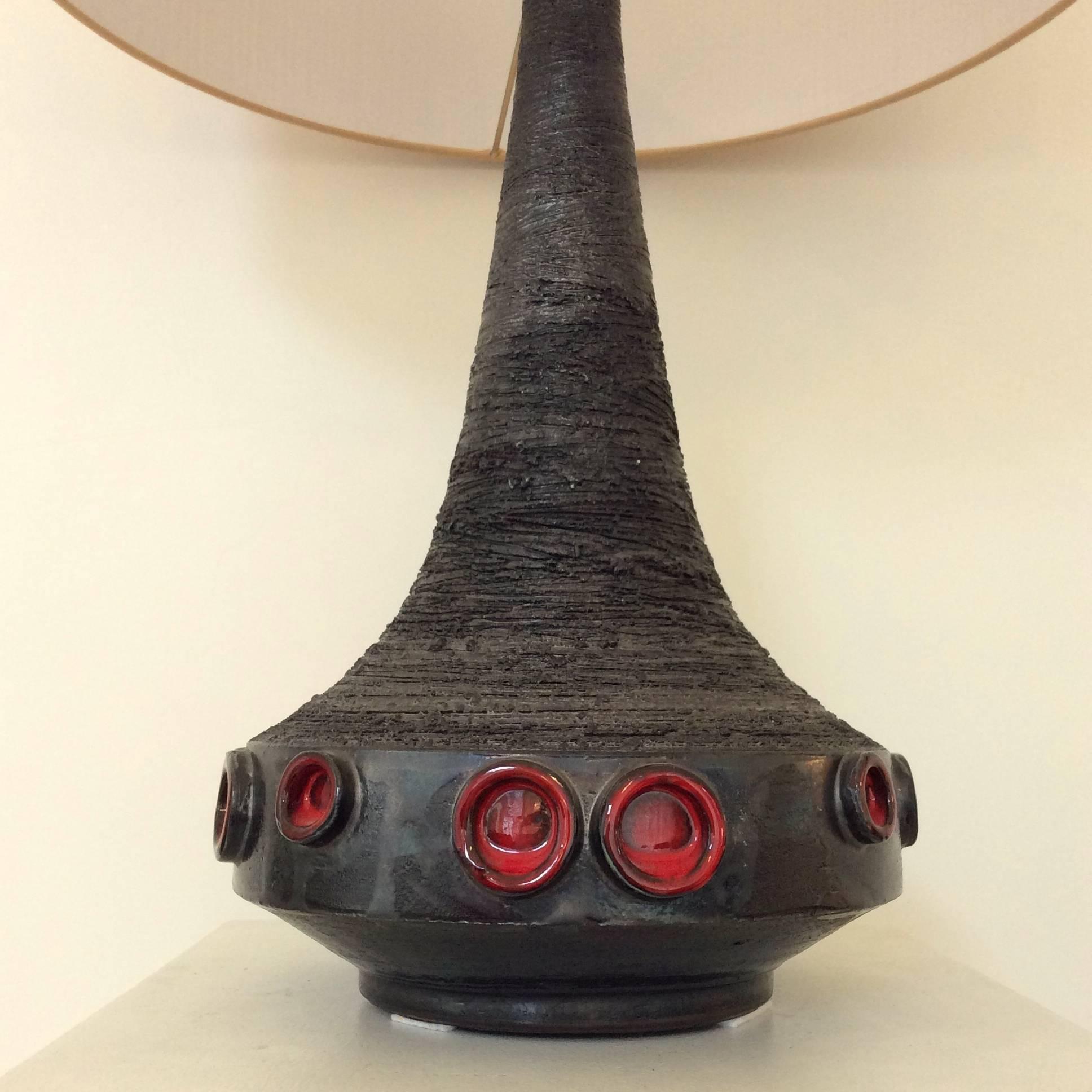 Black and red ceramic table lamp by Roger Vandeweghe
for Amphora ; circa 1960, Belgium.
New paper shade.
Rewired.
Dimensions: H: 65, diameter of the shade: 40 cm.
Good original condition.