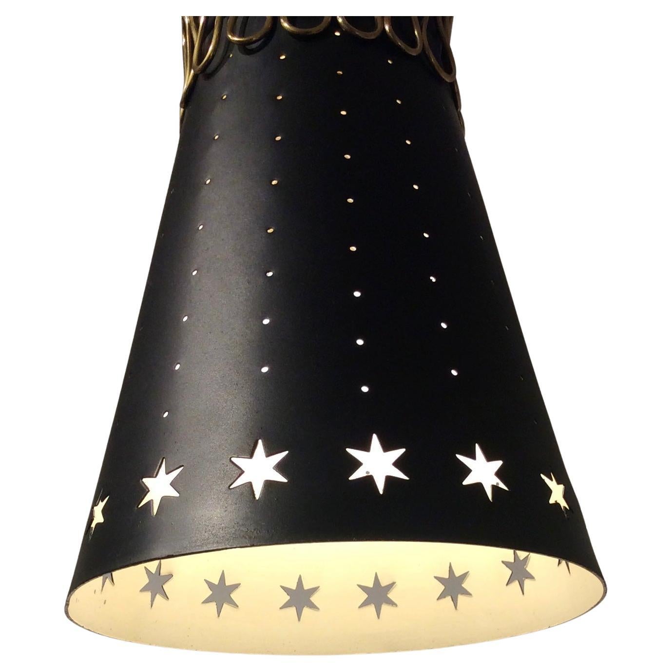 Bella lampada a sospensione, epoca Paavo Tynell,  1950 circa.
Diabolo in metallo perforato verniciato nero all'esterno, avorio all'interno, dettaglio decorativo in ottone.
Doppia illuminazione con due lampadine E27, una verso il soffitto e una verso