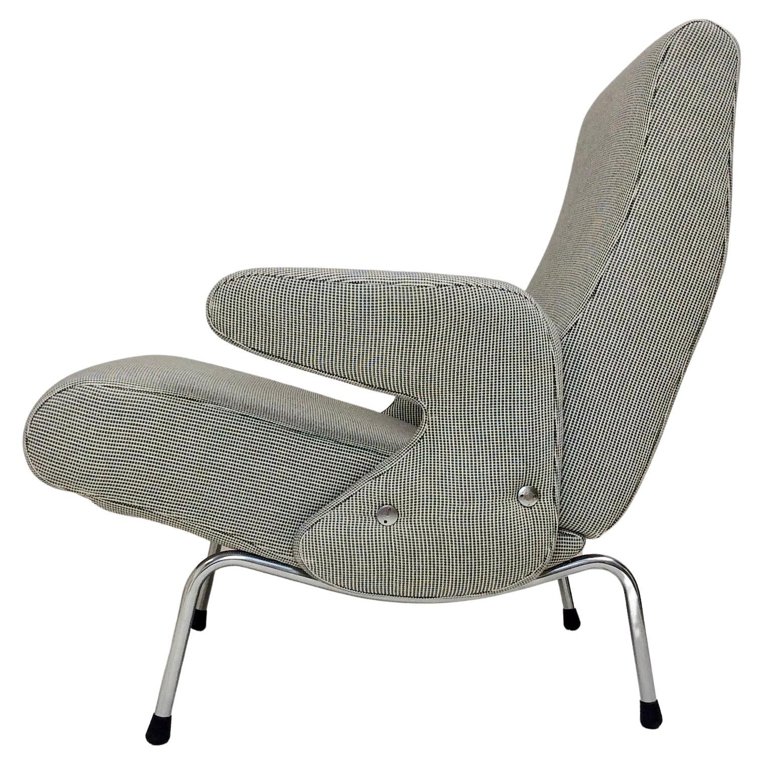 Nice Delfino armchair by Erberto Carboni for Arflex, circa 1954, Italy.
New upholstery, chromed steel feet, rubbers.
Dimensions: 82 cm H, 85 cm D, 71 cm W, seat height: 41 cm.
All purchases are covered by our Buyer Protection Guarantee.
This item