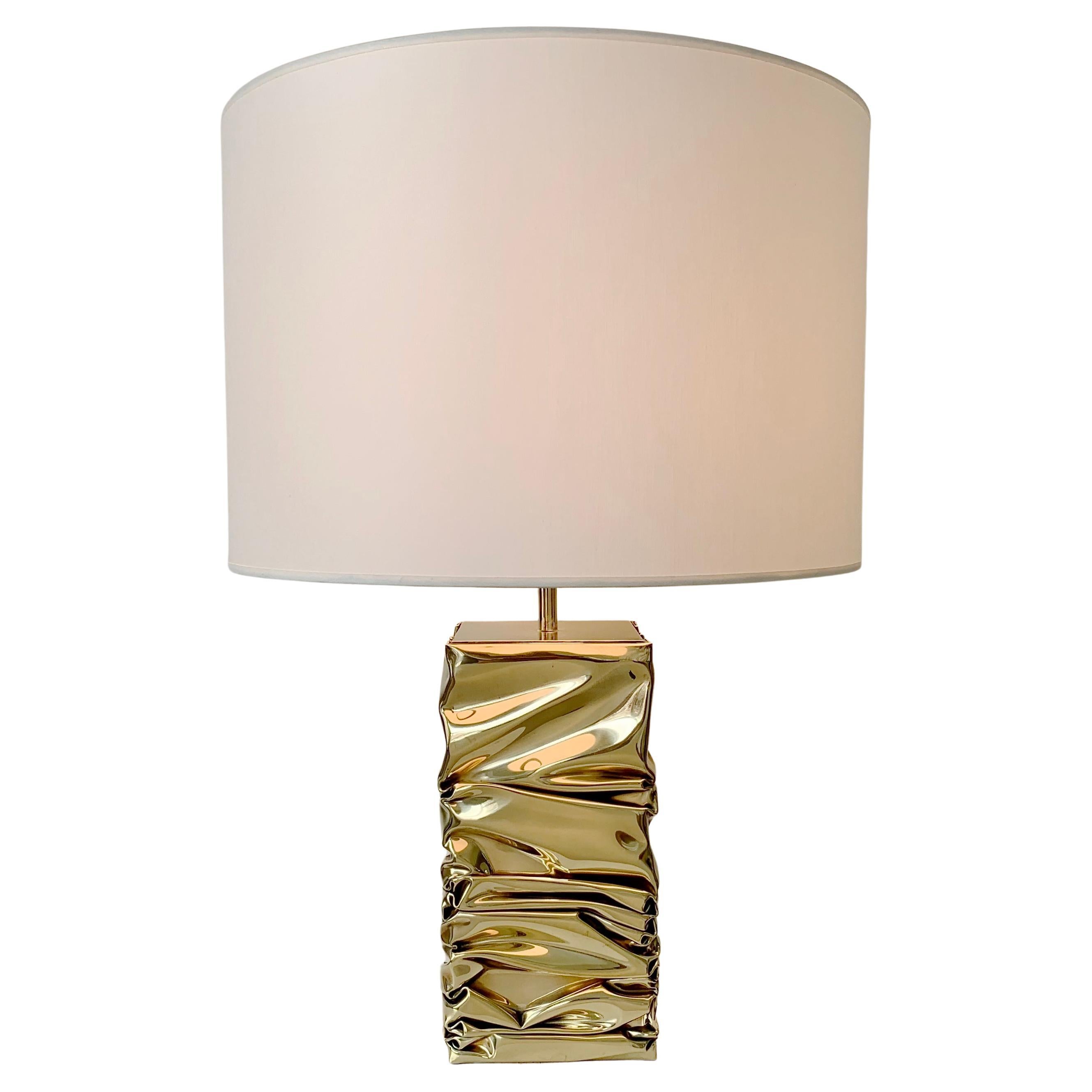 Very chic Jacques Moniquet table lamp, Cheret edition, circa 1975, France.
Folded brass and new fabric shade.
Signed on the back: Moniquet Edition Cheret Paris
Each piece produced by Moniquet is unique.
One E27 bulb.
Rewired for EU and USA