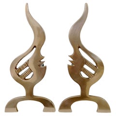 Paar Andirons aus geflammtem Messing, um 1960, Frankreich.