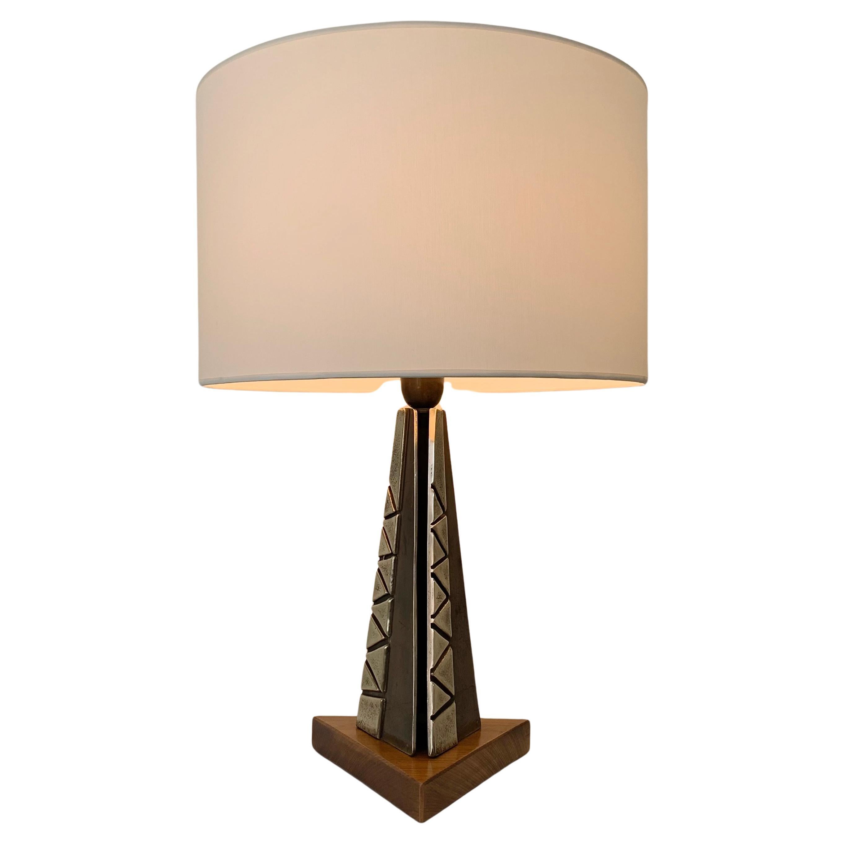 Lampe de table décorative du milieu du siècle dernier, vers 1960, Italie.
Bronze poli et patiné, décor de triangles, base triangulaire en chêne, nouvel abat-jour en tissu blanc.
Recâblé, prêt à être utilisé aux États-Unis et en Europe.
Dimensions :