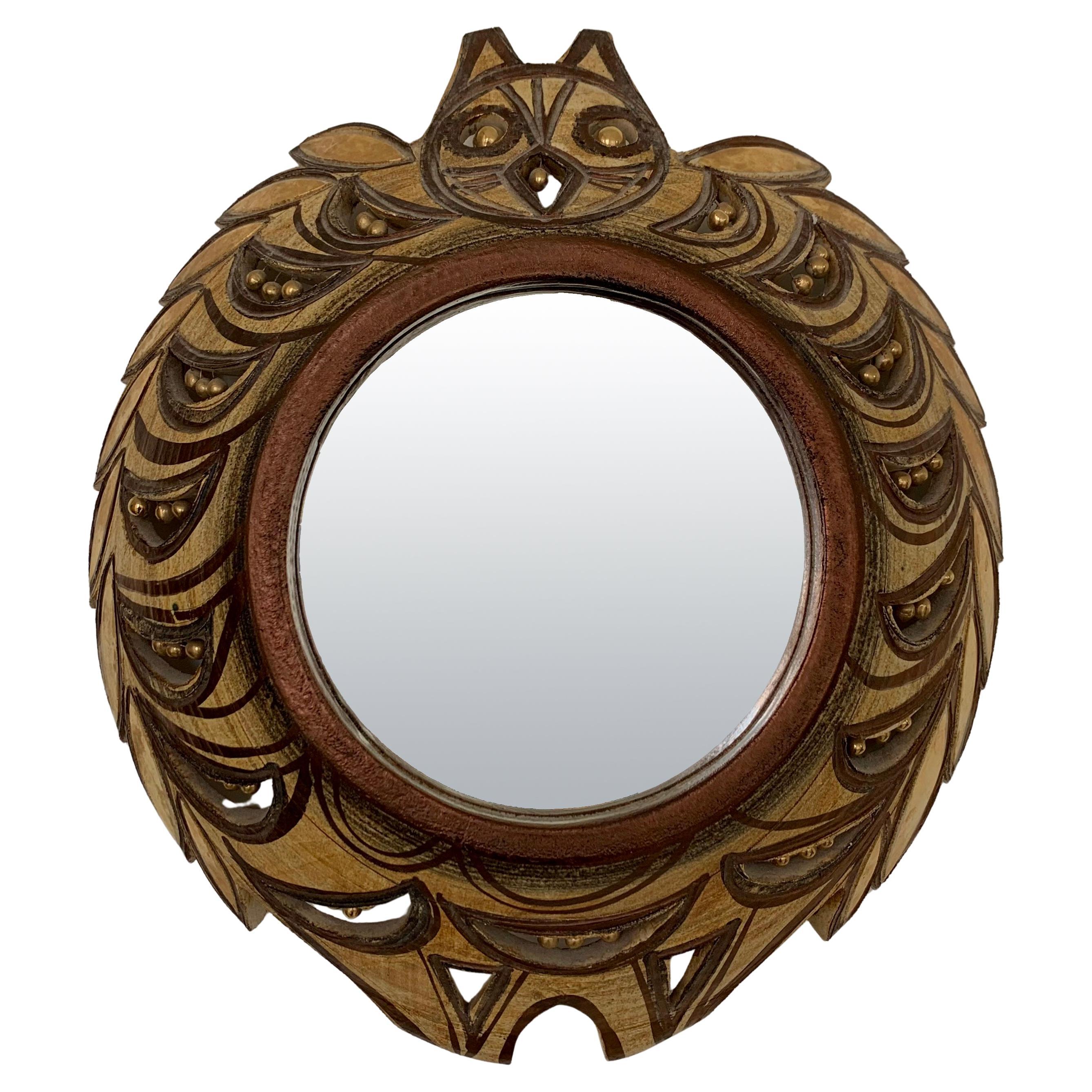 Rare et magnifique miroir mural Georges Pelletier, circa 1975, France.
Modèle de hibou aux ailes largement ouvertes, en céramique peinte et émaillée à la main. 
Teintes brunes, beiges, dorées et cuivrées.
Dimensions : 49 cm de haut, 45 cm de large,