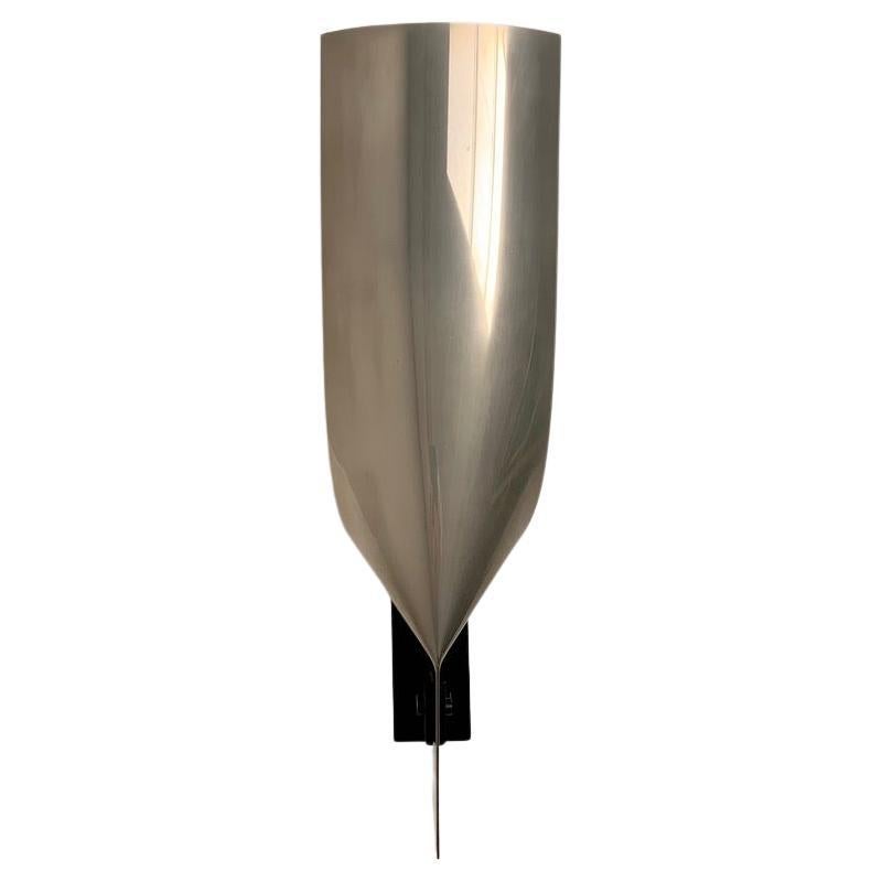 Imponente lampada da parete del 1970 circa, Francia.
Metallo nichelato.
Impianto elettrico controllato da un professionista, una lampadina E22.
Dimensioni: 54 cm H, 15 cm L, 16 cm P.