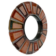 Espejo redondo de cerámica firmado por Roger Capron, hacia 1970, Vallauris, Francia.