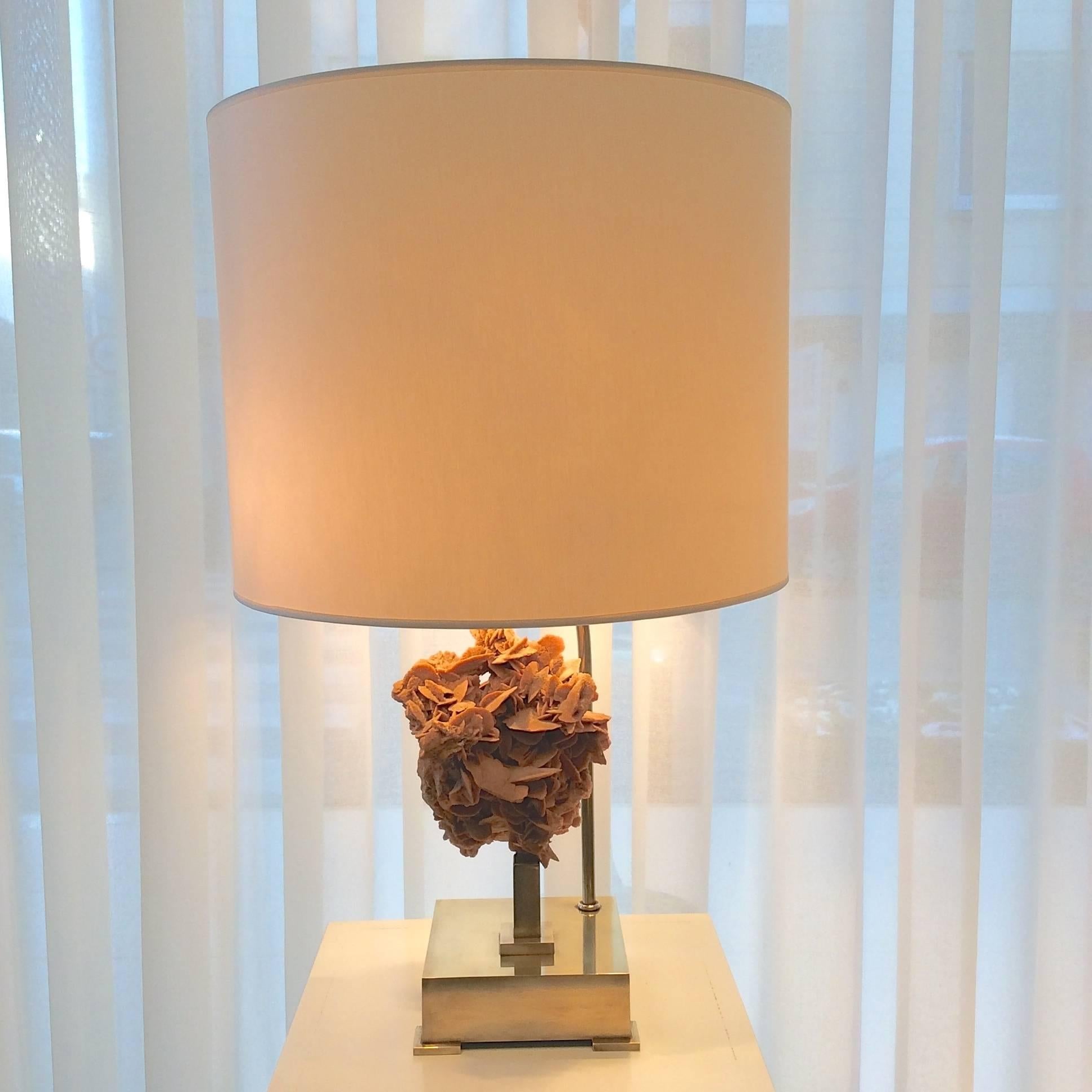 Table lamp, desert rose on brass structure.
Attributed to Willy Daro, circa 1970, Belgium.
Good condition.
New ivory fabric shade.
Two bulbs of 60 Watts.
Measures: H 57 cm, base: 14 x 14 cm, shade diameter: 35 cm.
  