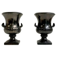 Coppia di vasi in ceramica nera Medici di Robert Wilson, 1960 circa, Regno Unito.