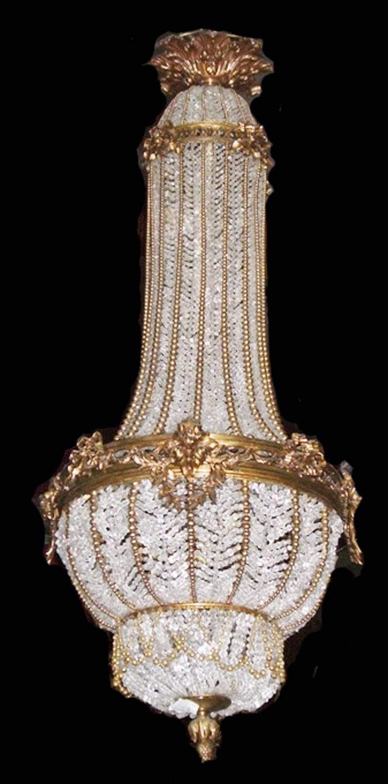 Äußerst feiner und eleganter achtflammiger Kronleuchter im französischen Louis-XVI-Stil mit Ormolu-Montierung. Das Ormolu ist filigran und die Kristallperlen sind sehr klein und von feiner Qualität.