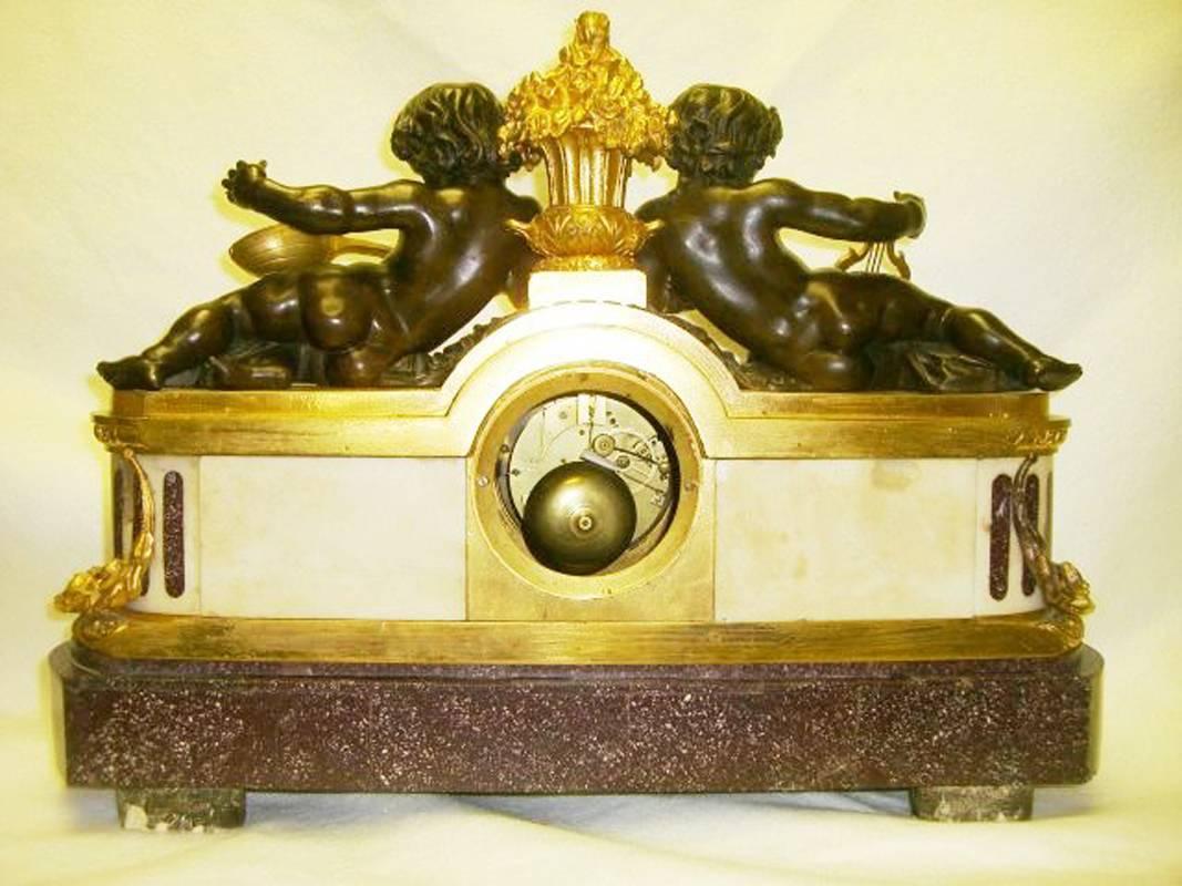 Eine prächtige französische Louis-XVI-Uhr aus Ormolu und patinierter Bronze mit zwei liegenden bronzenen Cherubinen, die eine vergoldete Harfe spielen. Das Uhrwerk wurde von Dargent Medallie Company mit Seidenaufhängung hergestellt. Signiert von