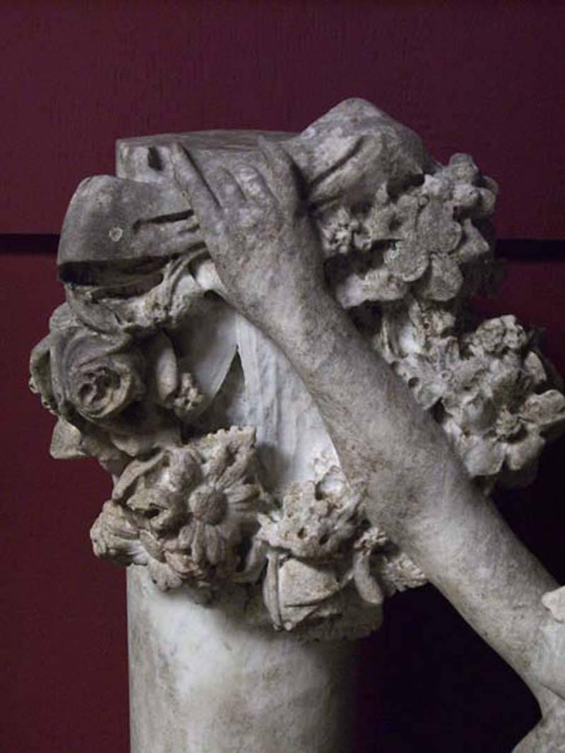 Garten-Skulptur aus geschnitztem Carrara-Marmor aus dem 18. Jahrhundert (Italienisch) im Angebot