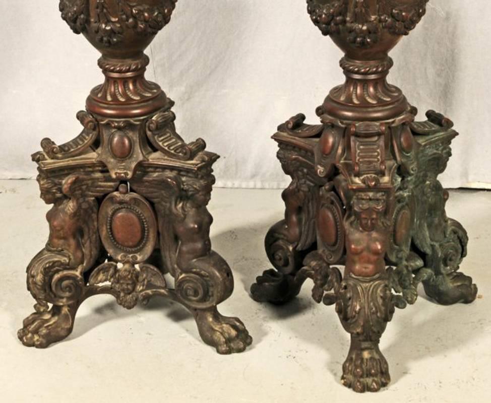 Außergewöhnliches und großes Paar Bronze-Andirons im Stil der italienischen Renaissance des 19. Jahrhunderts mit Figuren- und Maskenmotiv.