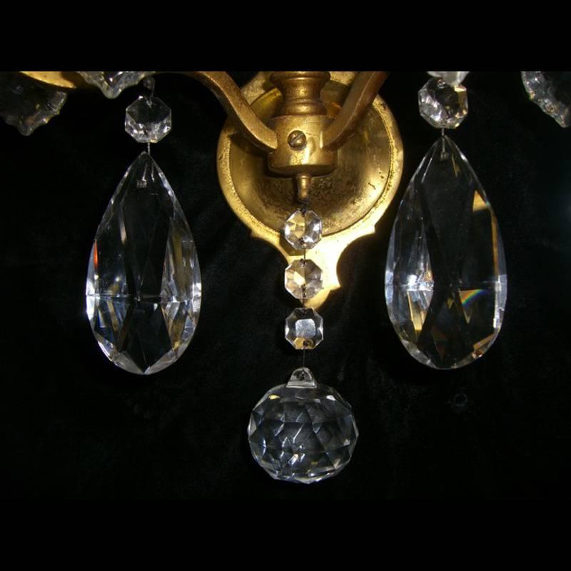 Französisches französisches Paar geschliffener Kristall-Wandleuchter mit Goldbronze-Montierung, 19. Jahrhundert im Zustand „Gut“ im Angebot in Cypress, CA