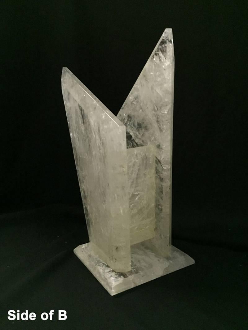 Vase moderne unique en cristal de roche sculpté et poli à la main.
