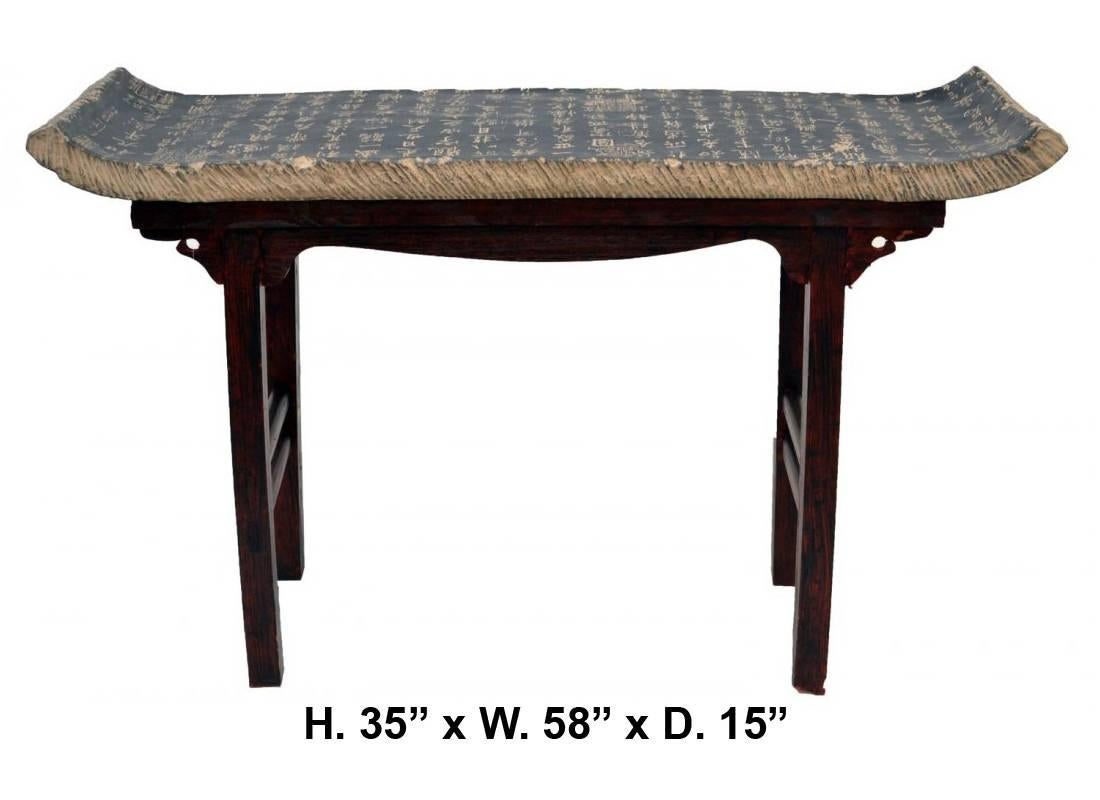 Table d'autel chinoise unique et décorative en bois avec plateau en pierre moulée incisé de calligraphie chinoise.
  
  