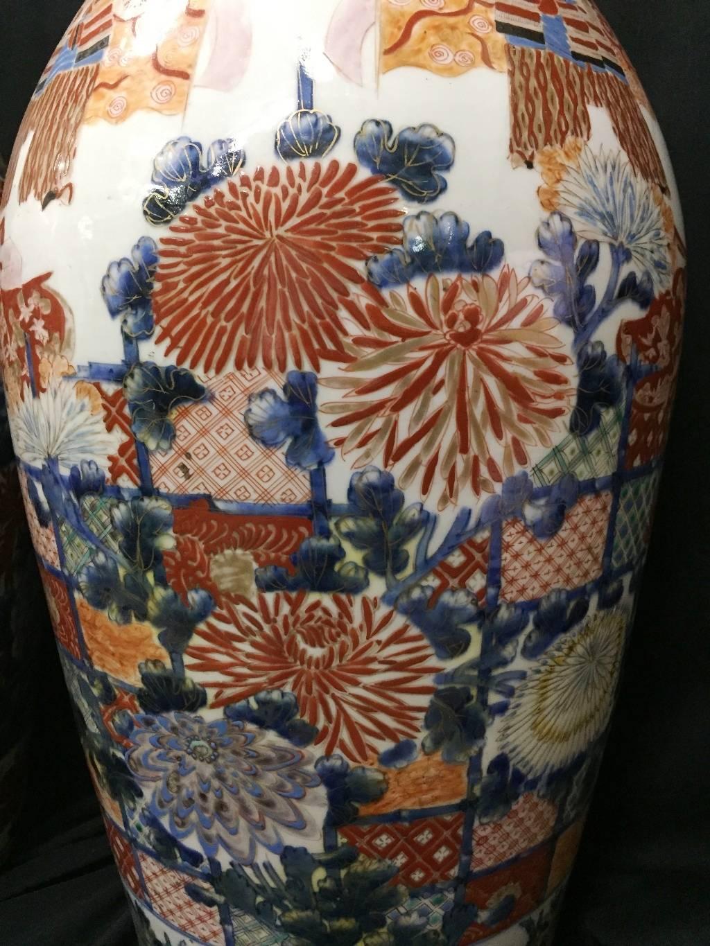 Desirable pair of Japanese Imari hand-painted vases, Meiji period.