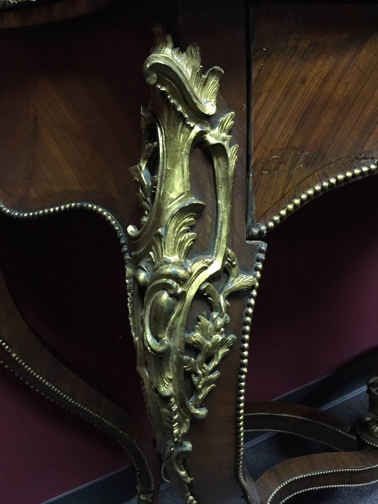 Konsole aus Veilchenholz im Louis-XV-Stil mit Goldbronze-Montierung, 19. Jahrhundert (Furnier) im Angebot