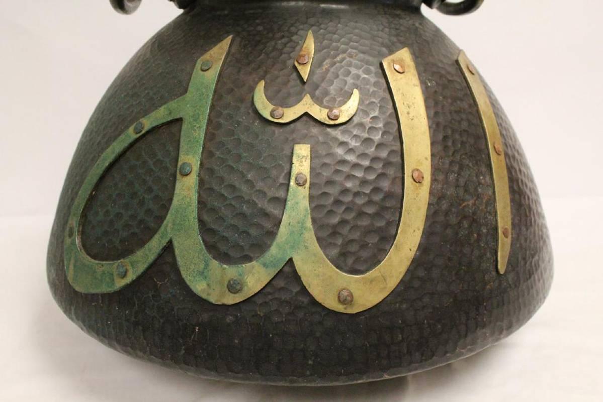 Antikes handgehämmertes Bronze-Wassergefäß aus dem Nahen Osten (Islamisch) im Angebot